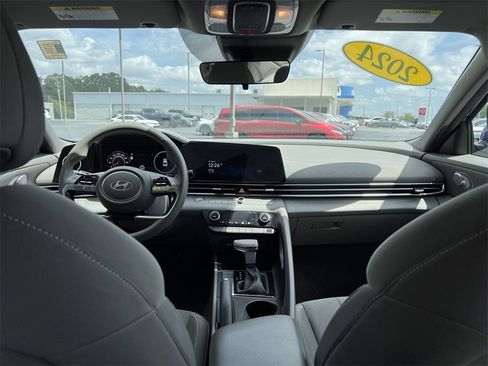 Used 2024 Hyundai Elantra SEL image 21