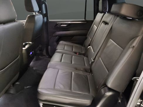 Used 2025 Chevrolet Suburban Z71 image 31