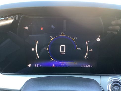 Used 2025 Chevrolet Trax LT w/ LT Convenience Package image 23