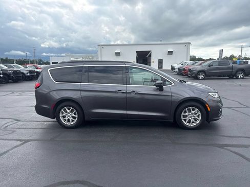 Used 2022 Chrysler Pacifica Touring-L FWD image 7