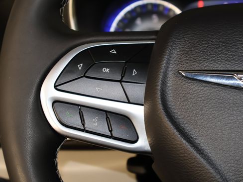 Used 2024 Chrysler Pacifica Touring-L image 20