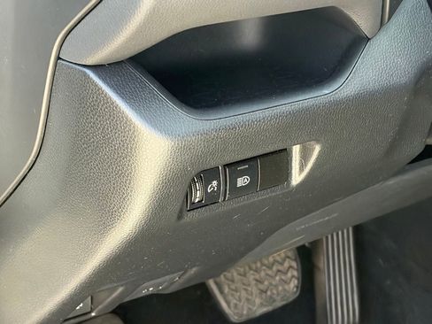 Used 2021 Toyota RAV4 LE AWD/4WD image 7