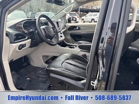 Used 2023 Chrysler Pacifica Limited FWD image 19