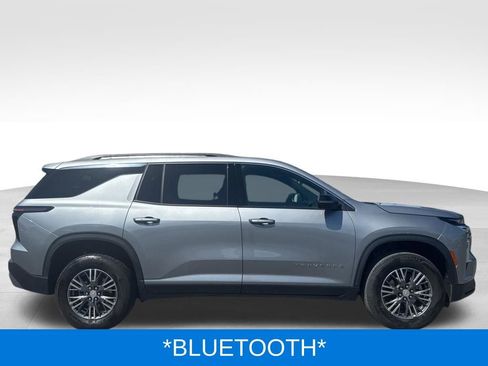 Used 2025 Chevrolet Traverse LT FWD image 2