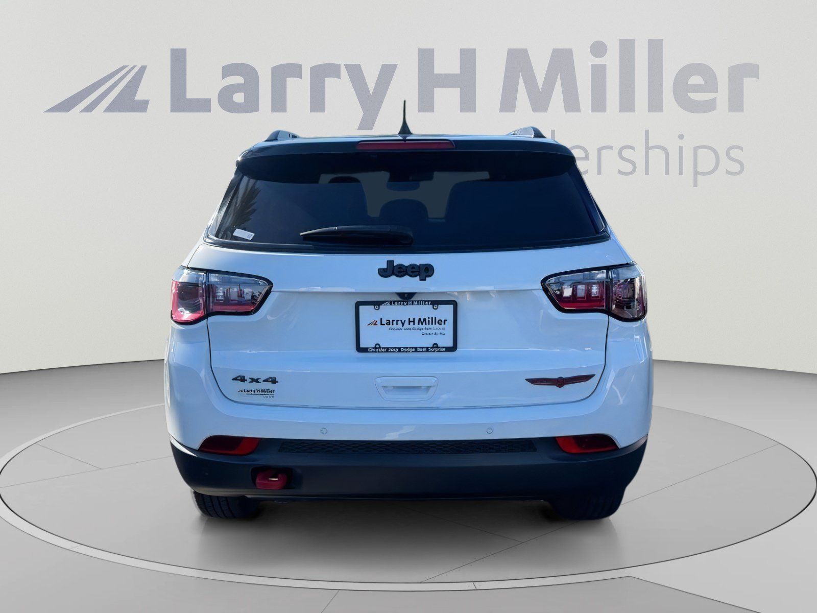 Used 2025 Jeep Compass Trailhawk AWD/4WD image 3
