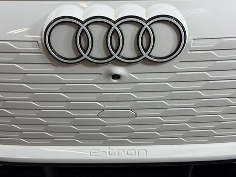 Used 2025 Audi Q6 e-tron Premium Plus w/ Premium Plus AWD/4WD image 27
