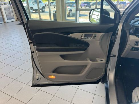 Used 2017 Honda Pilot Touring image 9