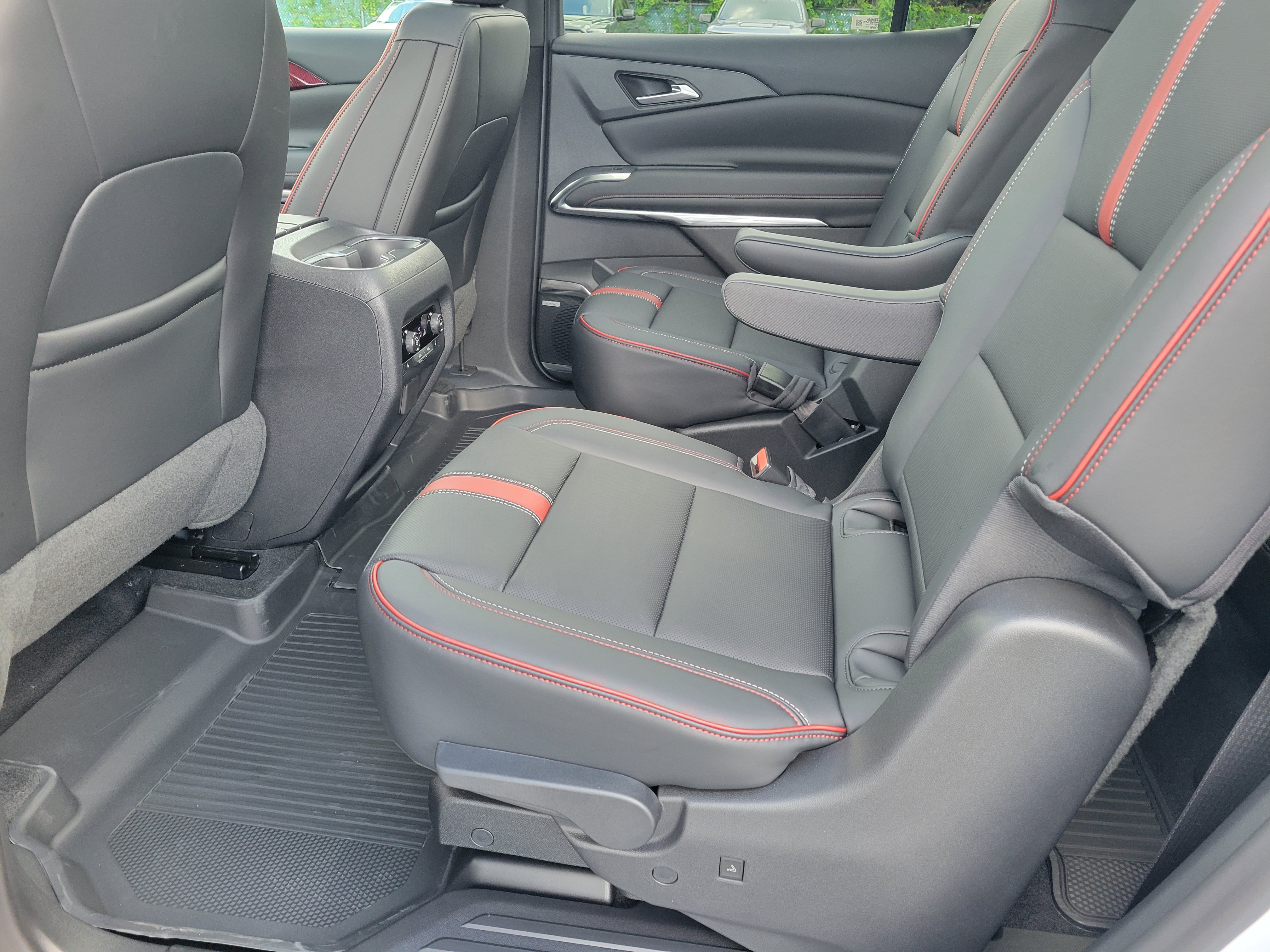New 2027 Chevrolet Traverse RS w/ LPO, Floor Liner Package FWD image 36