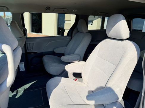 Used 2020 Toyota Sienna L image 8