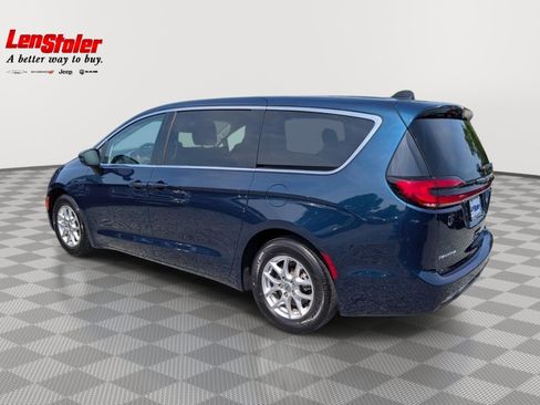 Used 2023 Chrysler Pacifica Touring-L FWD image 3