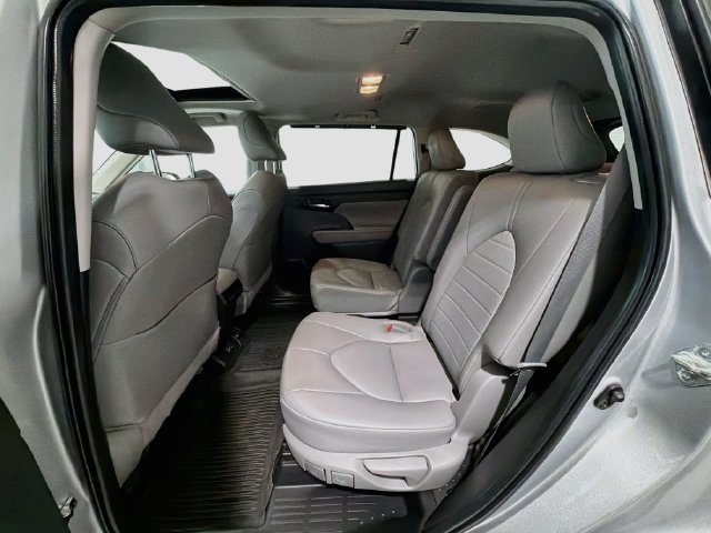 Used 2022 Toyota Highlander XLE AWD/4WD image 20