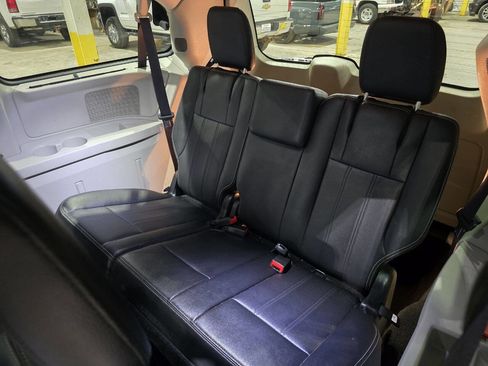 Used 2016 Chrysler Town & Country Touring-L w/ Driver Convenience Group FWD image 24