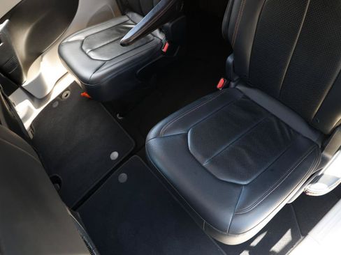 Used 2019 Chrysler Pacifica Touring-L FWD image 9