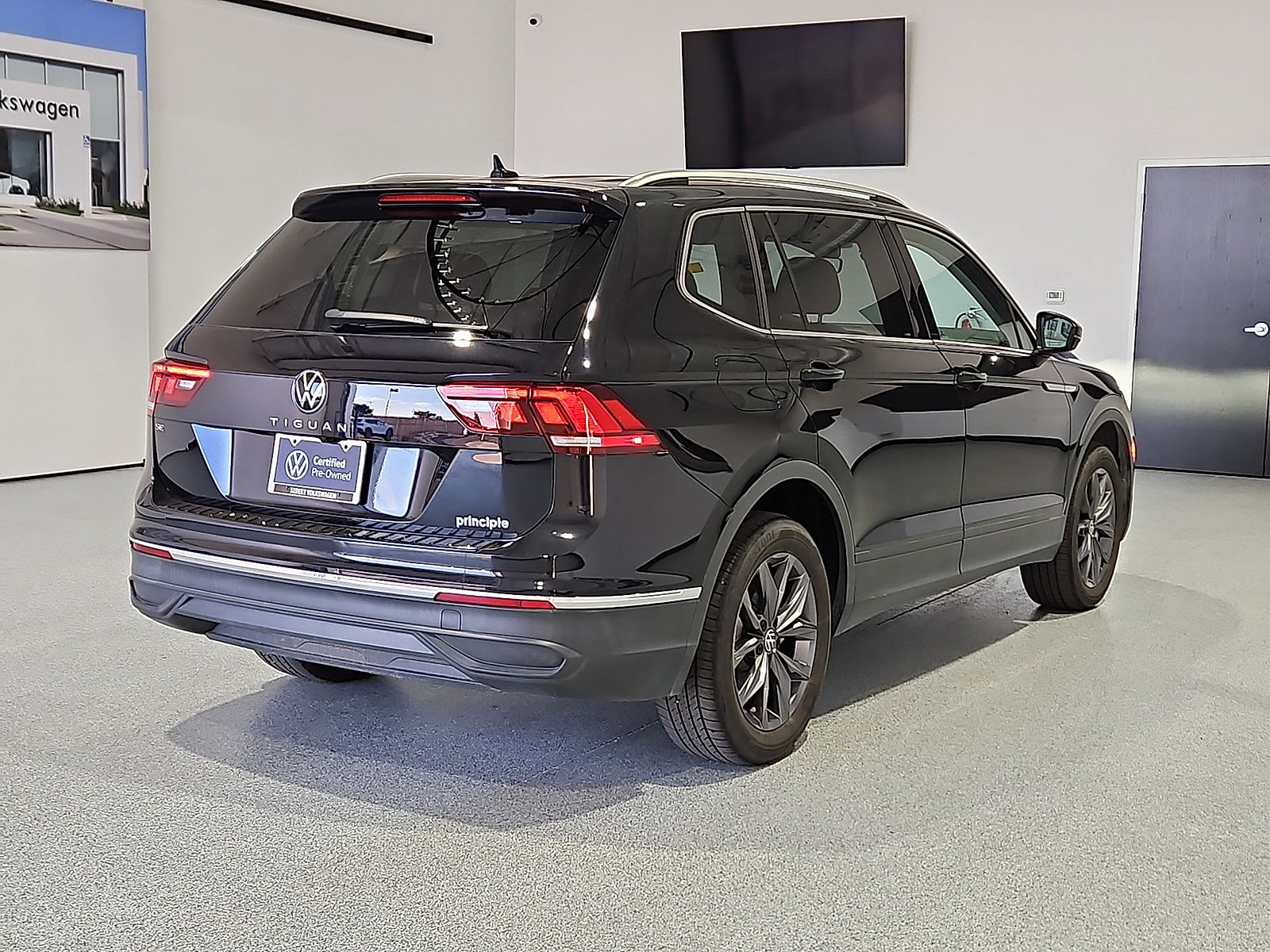 Certified 2024 Volkswagen Tiguan SE FWD image 8