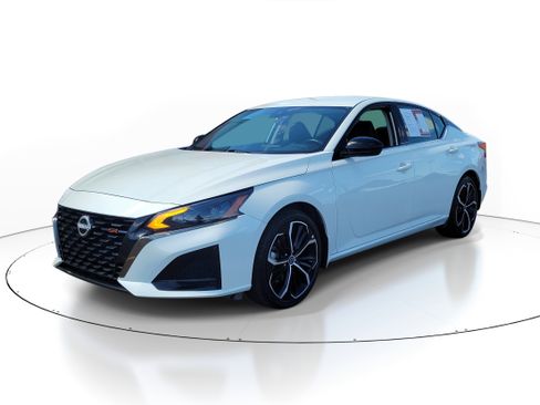 Used 2025 Nissan Altima 2.5 SR FWD image 2