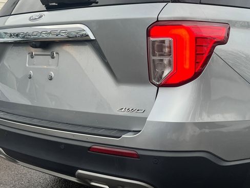 Used 2022 Ford Explorer XLT w/ Equipment Group 202A image 6