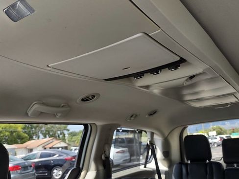 Used 2015 Chrysler Town & Country Touring w/ Driver Convenience Group image 34