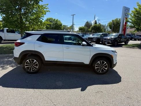 Used 2024 Chevrolet TrailBlazer LT w/ Convenience Package AWD/4WD image 3