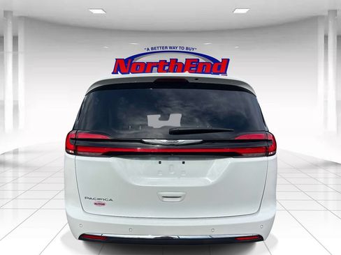 Used 2023 Chrysler Pacifica Touring-L FWD image 4