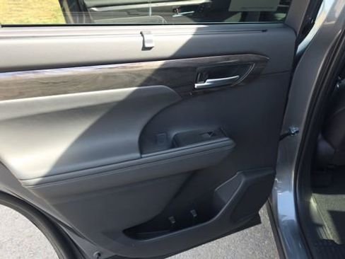 New 2026 Toyota Highlander Platinum AWD/4WD image 16