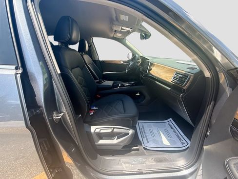 Used 2025 Volkswagen Atlas SE AWD/4WD image 32