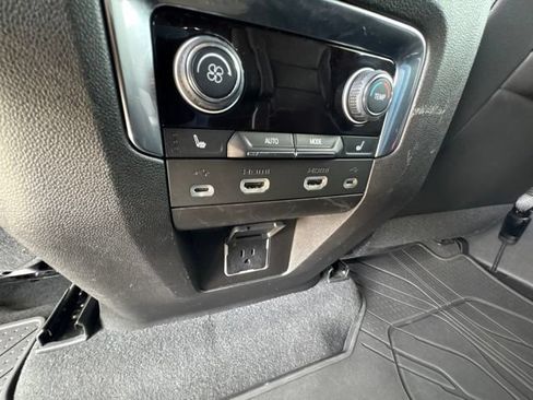 Used 2021 Chevrolet Suburban LT w/ LT Signature Package RWD image 13