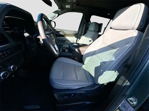 Used 2023 GMC Yukon SLT w/ SLT Premium Package image 19