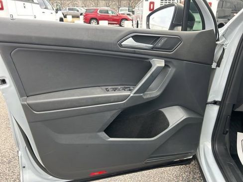 Used 2018 Volkswagen Tiguan SE image 11