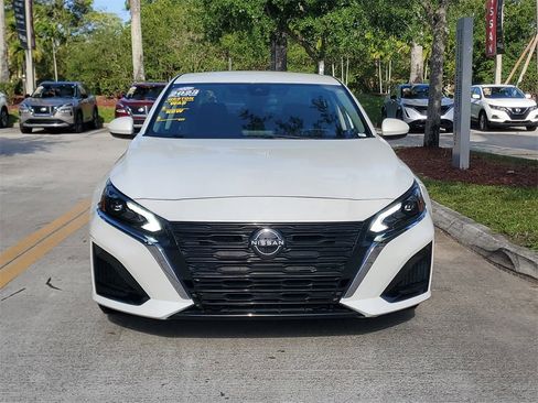 Used 2023 Nissan Altima 2.5 SV image 2