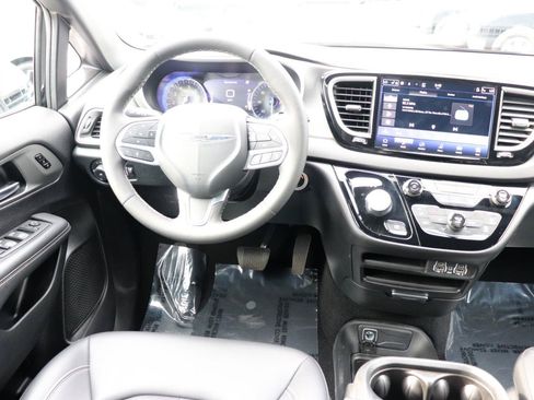 Used 2025 Chrysler Pacifica Select FWD image 19