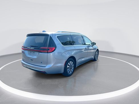 Used 2021 Chrysler Pacifica Touring-L FWD image 9