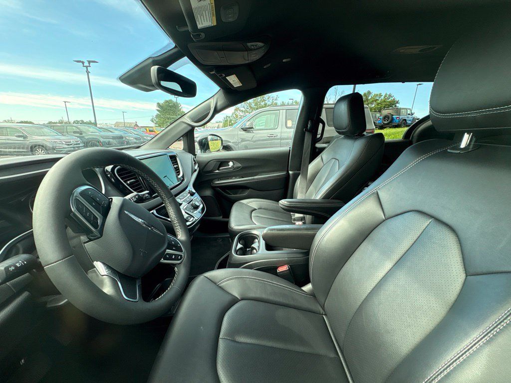 Used 2026 Chrysler Pacifica Select FWD image 5