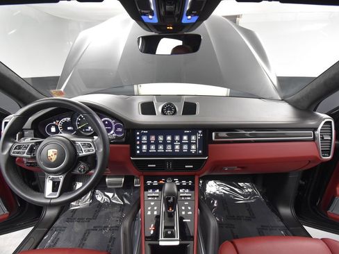 Used 2022 Porsche Cayenne Turbo S w/ Assistance Package image 29