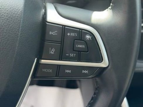 Used 2024 Toyota Highlander LE FWD image 13