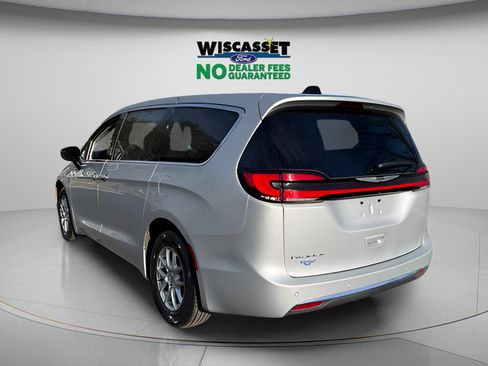 Used 2024 Chrysler Pacifica Touring-L FWD image 26