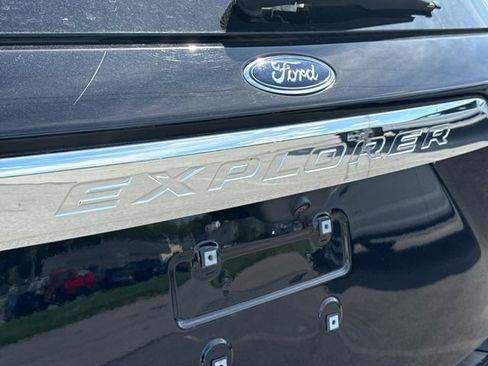 Used 2023 Ford Explorer XLT w/ Equipment Group 202A AWD/4WD image 18