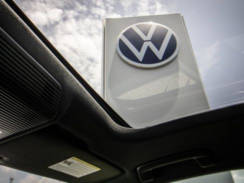 Used 2025 Volkswagen GTI SE FWD image 46