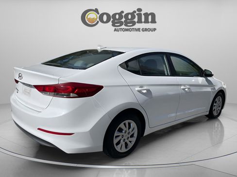 Used 2017 Hyundai Elantra SE image 5