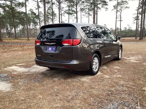 Used 2023 Chrysler Voyager LX image 5