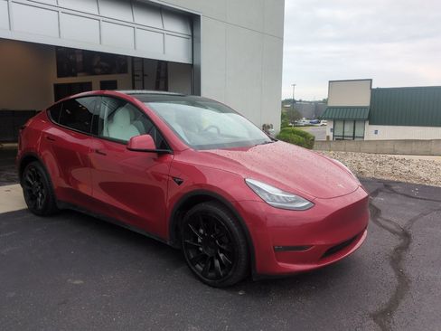 Used 2023 Tesla Model Y Long Range AWD/4WD image 3