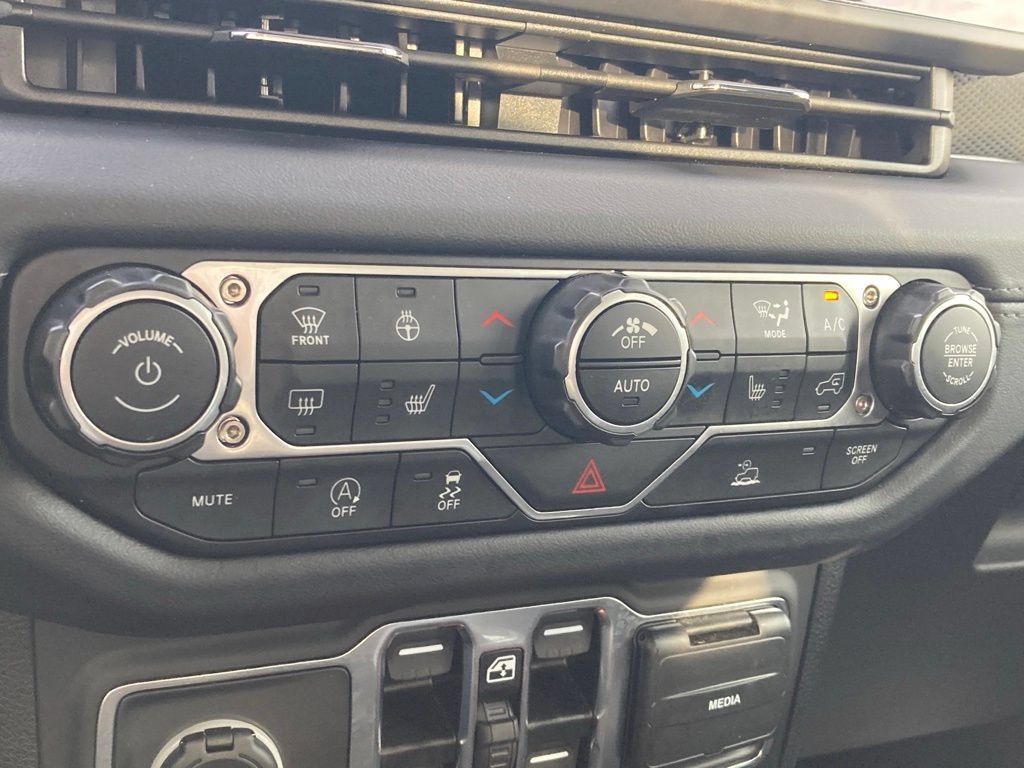 Used 2025 Jeep Gladiator Mojave w/ Convenience Group AWD/4WD image 24