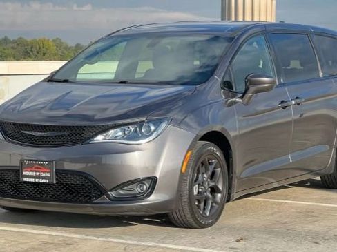 Used 2018 Chrysler Pacifica Touring Plus w/ S Appearance Package image 3