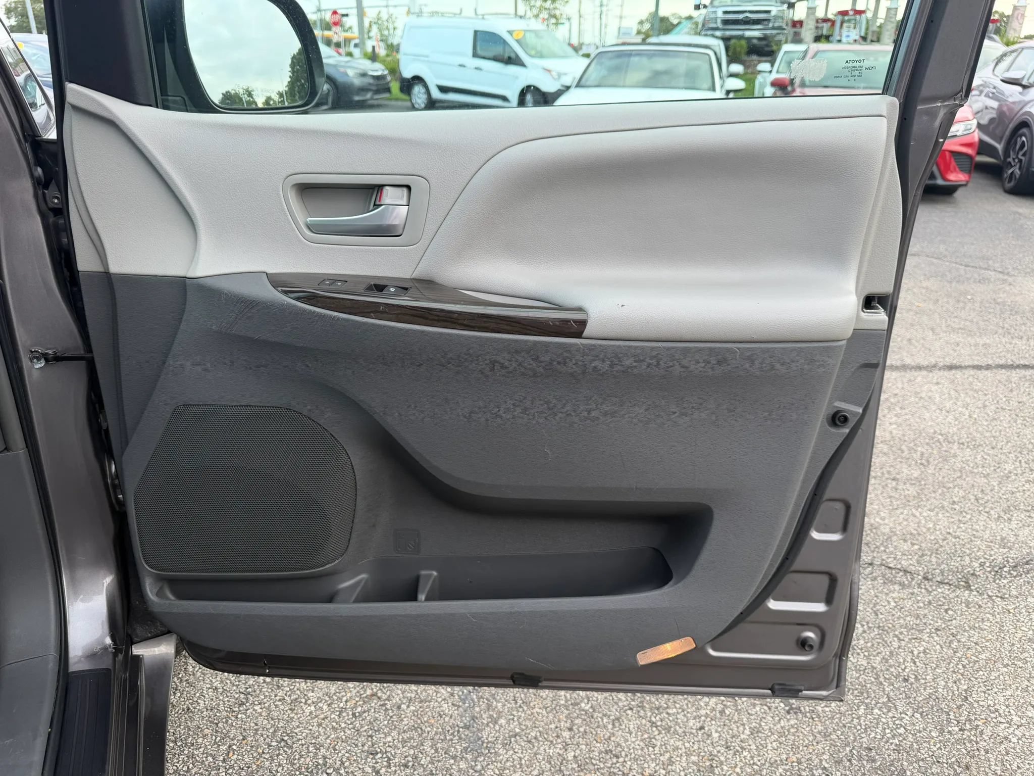 Used 2017 Toyota Sienna XLE Premium FWD image 25