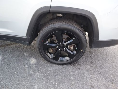 Used 2023 Jeep Grand Cherokee L Limited w/ Luxury Tech Group II image 9