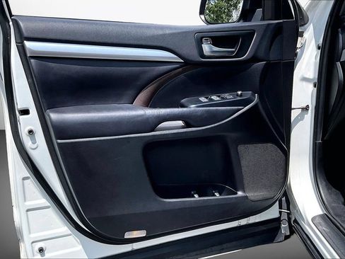 Used 2019 Toyota Highlander XLE AWD/4WD image 19