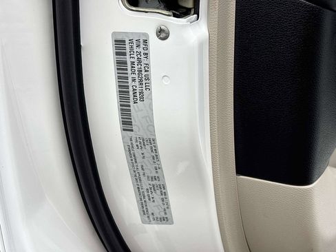 Used 2024 Chrysler Pacifica Touring-L FWD image 33