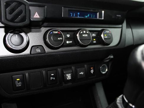 Used 2021 Toyota Tacoma TRD Off-Road w/ Technology Package AWD/4WD image 12