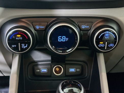 Used 2022 Hyundai Venue SEL image 22