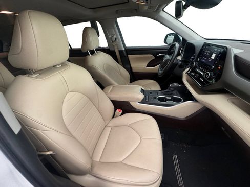 Used 2022 Toyota Highlander XLE FWD image 15