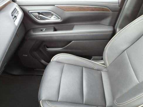 Used 2023 Chevrolet Suburban Premier image 31